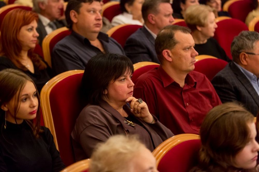 Зрители сопереживают происходящему на сцене.