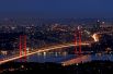 Не менее знаменит Босфорский мост — первый висячий мост через Босфорский пролив,  соединяющий европейскую и азиатскую части Стамбула.