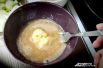 Когда капуста сварится, нужно слить воду. Далее раскаляем в сковороде масло. Каждое соцветие окунаем в яйцо.