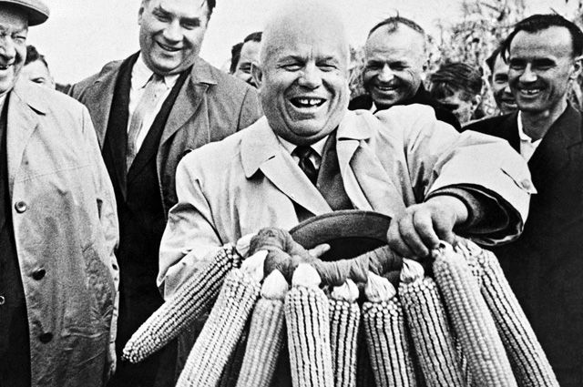 Н.С. Хрущеву в одном из украинских колхозов вручают венок из кукурузы. 1963 год