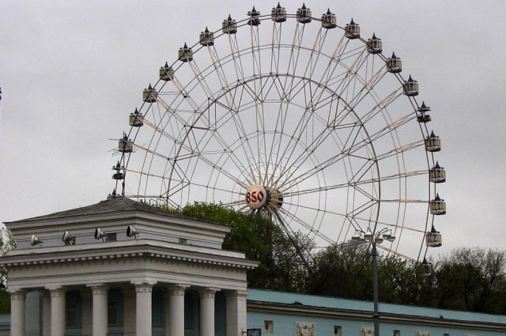 Колесо имени 850-летия Москвы второе по высоте – 73 метра. Было открыто в 1995 году. Конструкция колеса в Москве состояла из 40 кабинок, 5 из которых – открытого типа. Один оборот колеса длился 7 минут. Было высочайшим в Европе до 1999 года и высочайшим в России до 2012 года. Демонтировано в 2016 году.