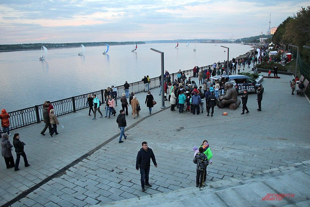 Время перми сегодня. Новая набережная Пермь. Кама Пермь набережная 1941 год. Смотровая площадка Пермь набережная.