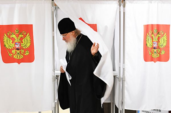 Патриарх Московский и Всея Руси Кирилл во время голосования на избирательном участке № 1965 в филиале МГИМО в Одинцово.