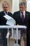 Рустам Минниханов проголосовал на участке в здании КНИТУ-КАИ. Позади - ректор вуза Альберт Гильмутдинов