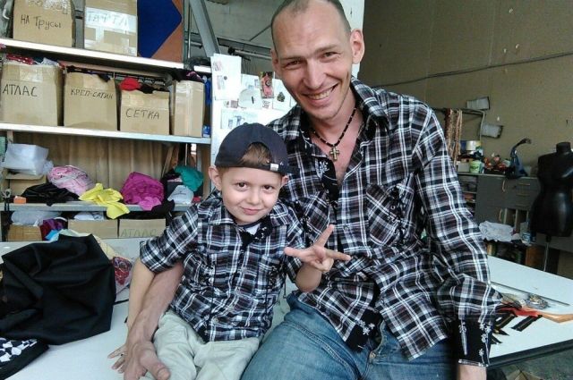 У бывшего детдомовца Андрея Шадрина сын и крепкая семья. Он хо-чет, чтобы другие сироты с помощью проекта «Я человек» выстроили  себе счастливую судьбу. 