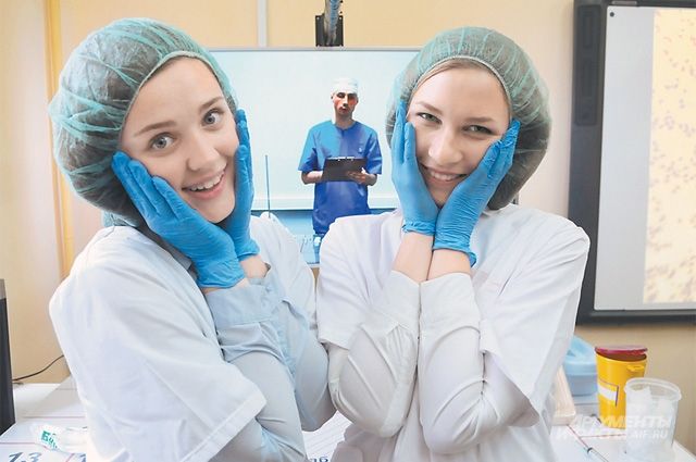Аня и Катя уже определились: одна хочет стать кардиохирургом, вторая - биоинженером. Сейчас их учит телементор.