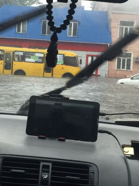 Если водитель видит через лобовое стекло такой уровень воды, то мы боимся спросить, не замочил ли он свои ноги