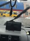 Если водитель видит через лобовое стекло такой уровень воды, то мы боимся спросить, не замочил ли он свои ноги