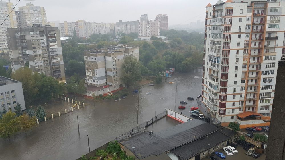 Эту улицу можно назвать уже настоящим водным каналом