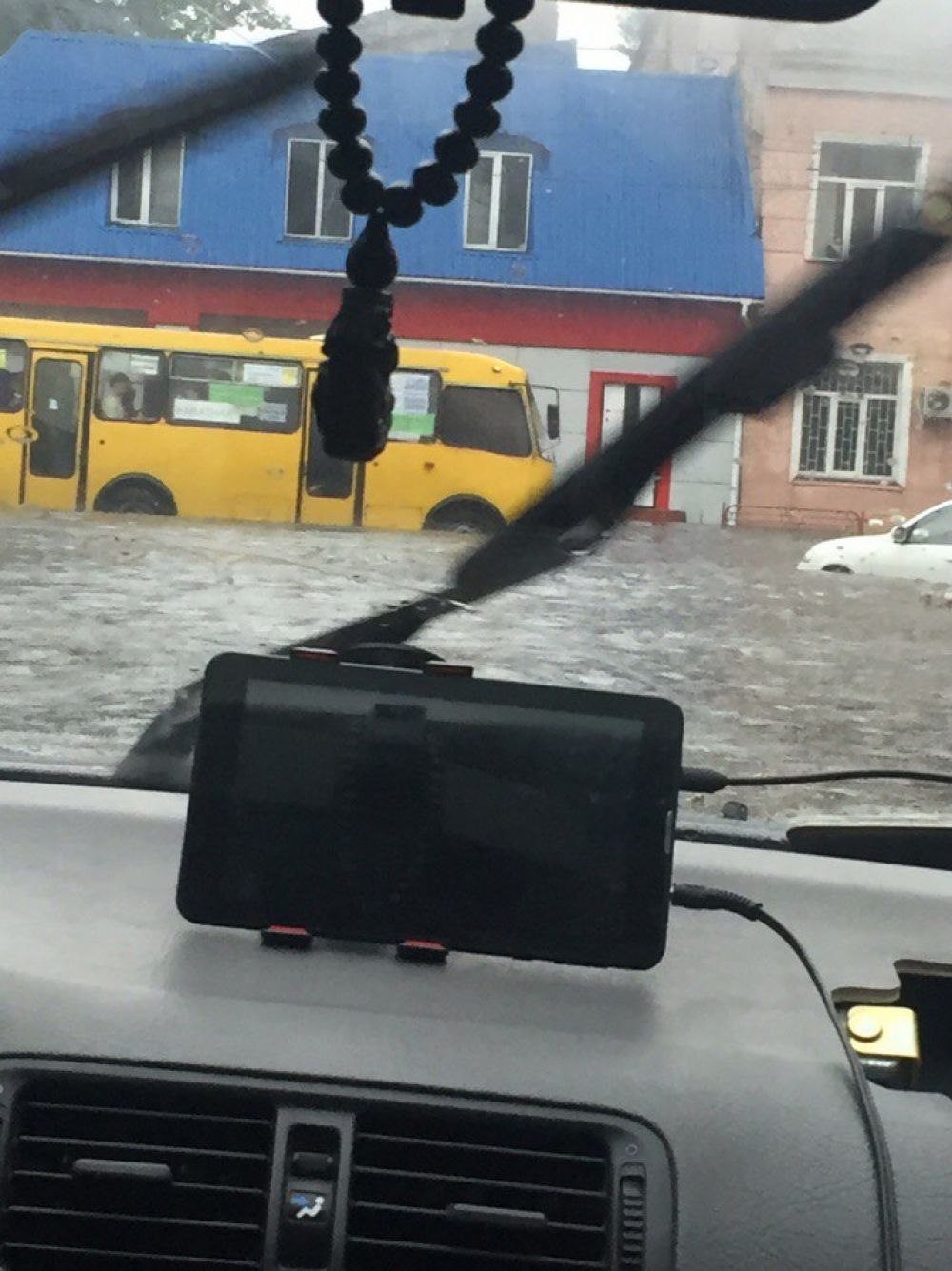 Если водитель видит через лобовое стекло такой уровень воды, то мы боимся спросить, не замочил ли он свои ноги