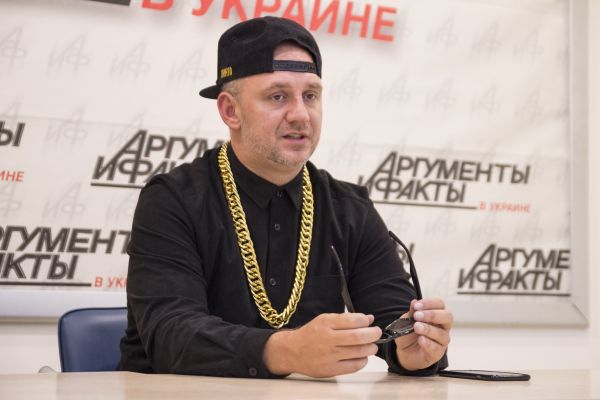 Потап, как и всегда, вставлял шутки в свои ответы на вопросы, от чего онлайн-конференция становилась более живой и позитивной