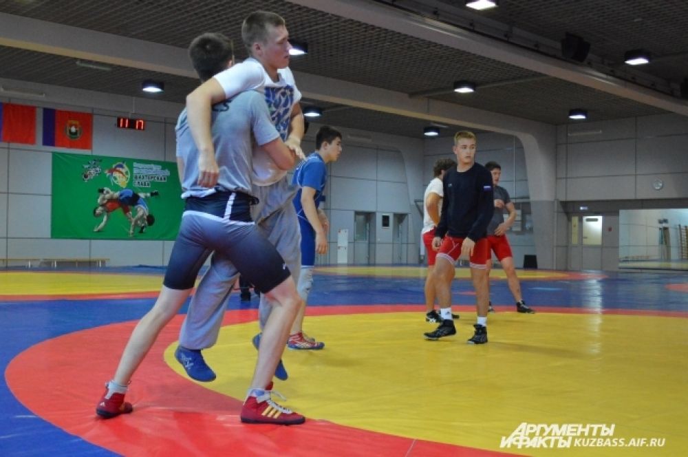 Возраст спортсменов разный – наряду с профессионалами сражается и молодёжь.