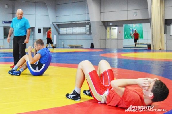 Под руководством старшего тренера по вольной борьбе Кузбасса Владимира Захарушкина мальчишки выполняют все нужные приёмы.