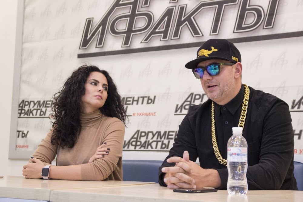 В первую очередь Потап рассказал о предстоящем юбилейном концерте, посвященном десятилетию их дуэта, под названием «Золотые Киты»