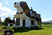 А этот отель находится в США. Название - Dog Bark Park Inn, построен в виде двух собак породы бигль