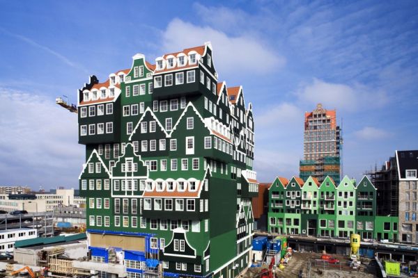 Нидерландский ярко-зеленый отель Inntel Amsterdam Zaandam тоже очень выделяется в нашем списке самых оригинальных отелей