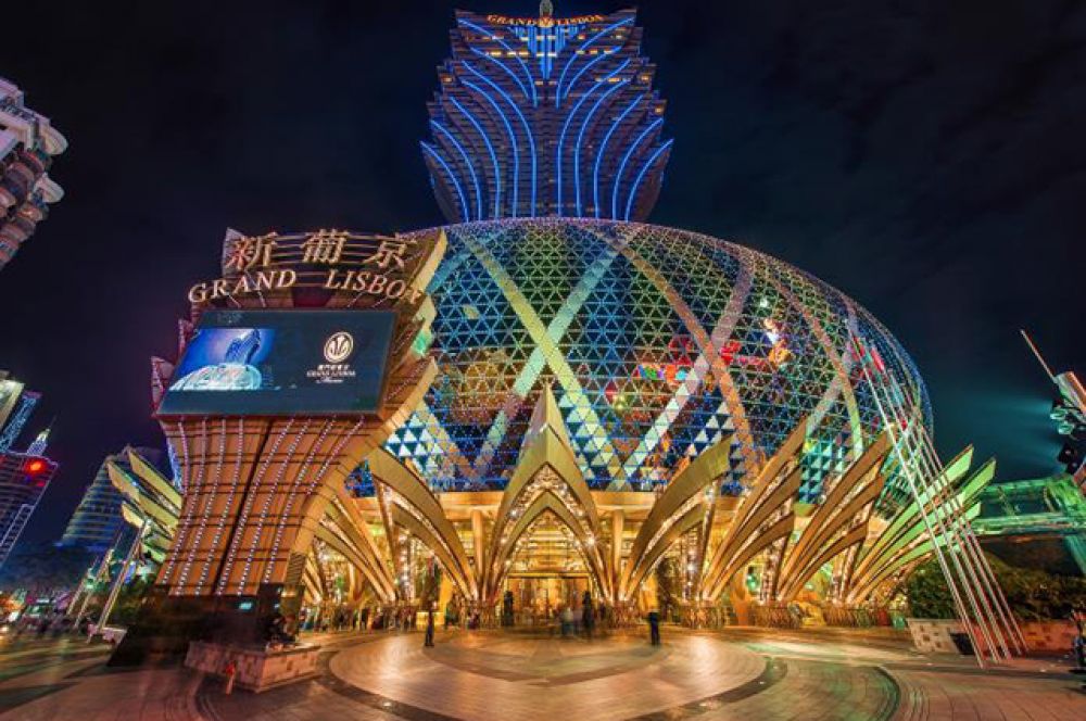 Отель Grand Lisboa, стоимостью в почти 400 миллионов долларов выглядит как цветок лотоса и находится в Макао