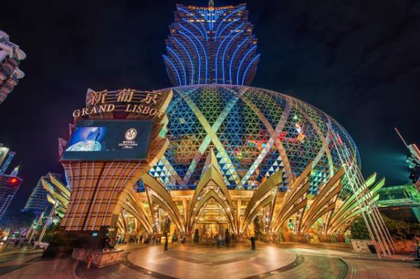 Отель Grand Lisboa, стоимостью в почти 400 миллионов долларов выглядит как цветок лотоса и находится в Макао