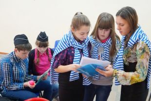 Во время образовательных ролевых игр, которые проводит фонд в детском доме и интернатах, ребят учат постановке целей, сбору и анализу информации.