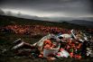 Свалка сломанных лодок и тысяч спасательных жилетов, которыми пользовались беженцы и мигранты во время их переправы через Эгейское море. Фото: Aris Messinis / Agence France Presse