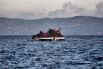Лодка, заполненная мигрантами, тонет возле берегов острова Лесбос в конце октября. Фото: Aris Messinis /Agence France Presse, октябрь 2015
