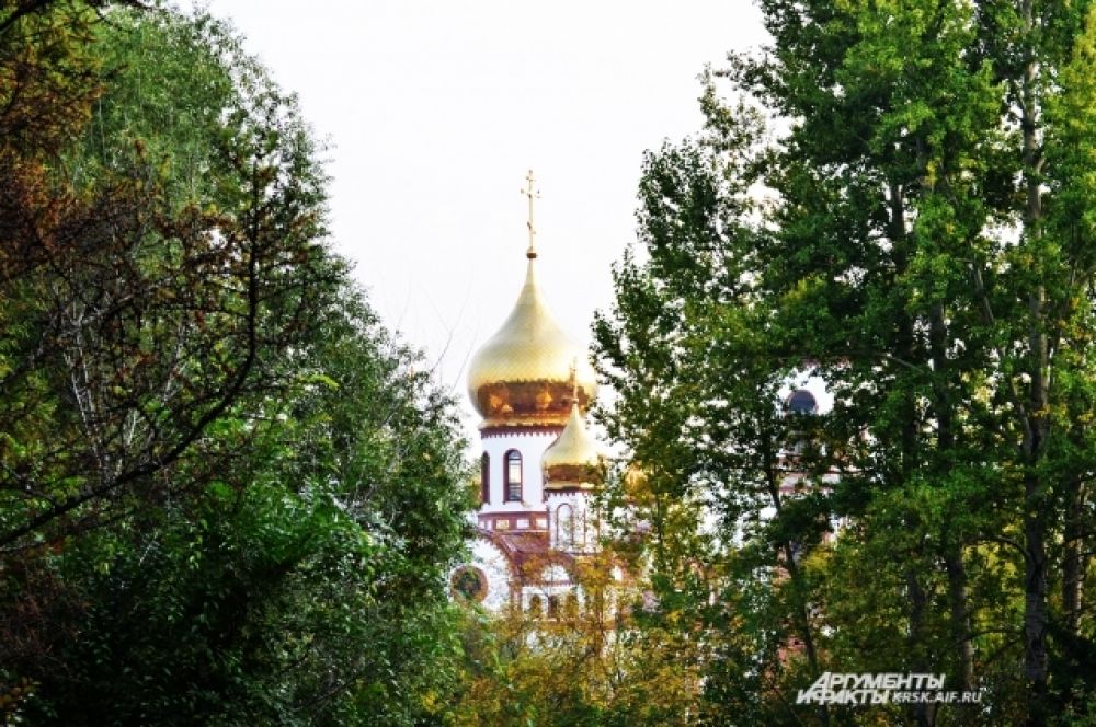 Виднеются золотые верхушки куполов.