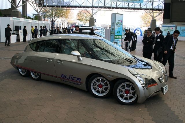 На фото: чудо-машина Eliica, прототип которой создан профессором Хироси Симидзу (Hiroshi Shimizu) в университете Кэйо (Токио). Этот электромобиль имеет 8 колес, длину 5,10 метра и разгоняется до 100 км/ч за 4 секунды.