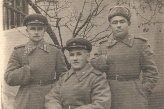 Слева в форме железнодорожных войск Красной Армии Леонид Зеленский.