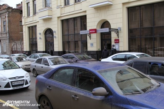 Некоторые центральные улицы Ростова превратились в один сплошной поток автомобилей.