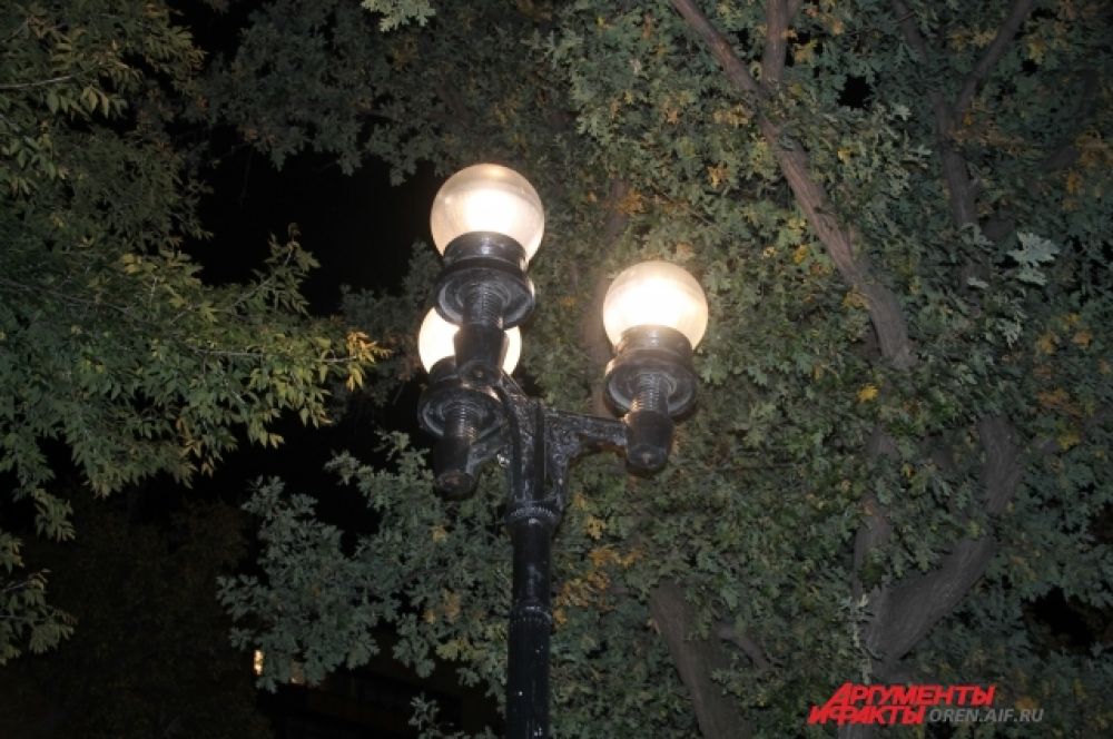 Фонарь в темноте. Прогулка ночью. Как снимали под фонарем. Ночная фотосессия в городе. Темная улица с одним фонарем.