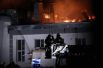 Тела восьмерых пожарных, погибших при тушении пожара на складе в Москве, обнаружены при разборе завалов. 