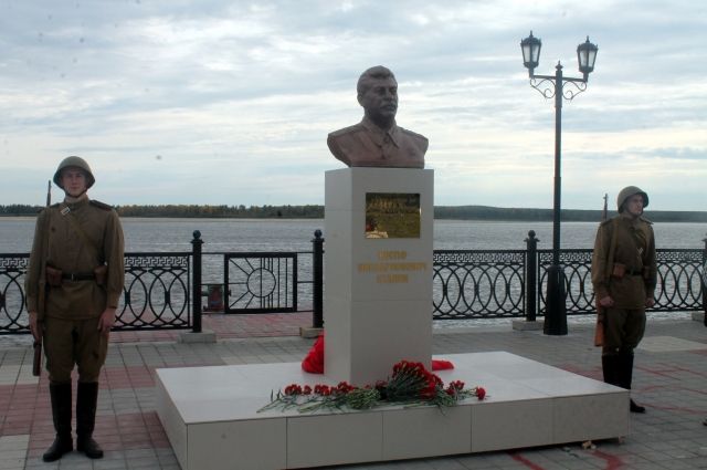 Памятник Сталину установлен на набережной Оби. 