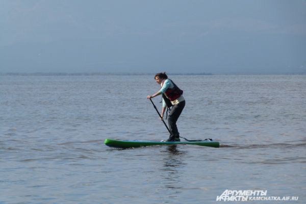 SUP-сёрфинг - это использование доски для серфинга или виндсерфинга с веслом.