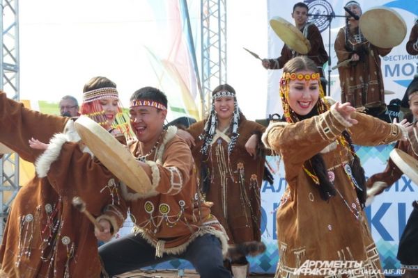 Фестиваль открылся выступлением национальных коллективов края.