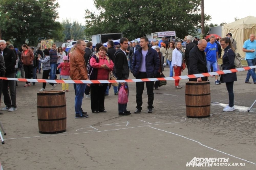 Соревнования по катанию деревянных винных бочек «Винная дорожка» прервались из-за дождя. 