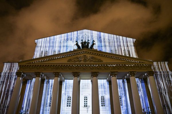 Церемония открытия Московского международного фестиваля «Круг света» у здания Большого театра в Москве.