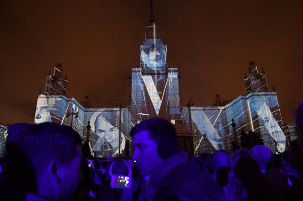 Во время торжественного открытия фестиваля на фасаде главного здания МГУ имени Ломоносова с помощью более 200 мощнейших световых проекторов были созданы видеопроекции, площадью свыше 40 тысяч кв. м.