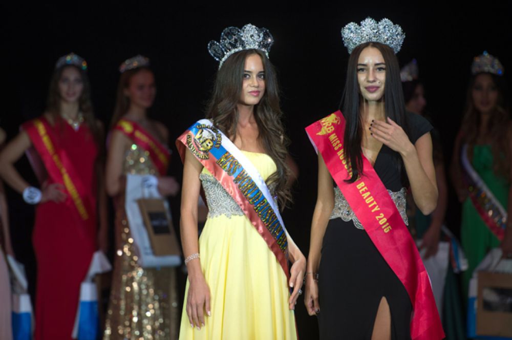 Победительница Всероссийского конкурса красоты Miss World Russian Beauty Кристина Адамсон (слева). Справа — победительница Всероссийского конкурса красоты Miss World Russian Beauty – 2015 Диана Кулагина.