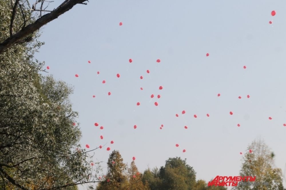 По окончании официальной церемонии в небо полетели сотни алых шаров.