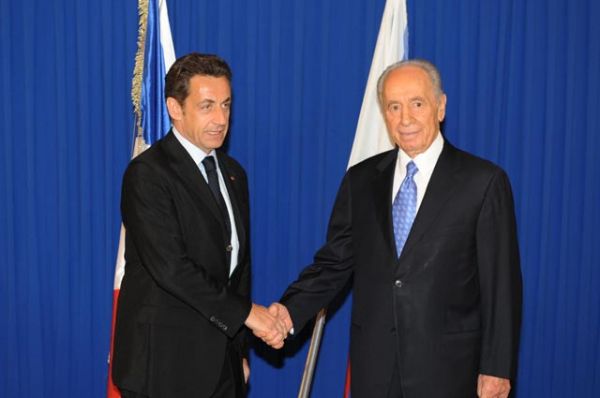 15 апреля 2010 года. Николя Саркози и Шимон Перес.