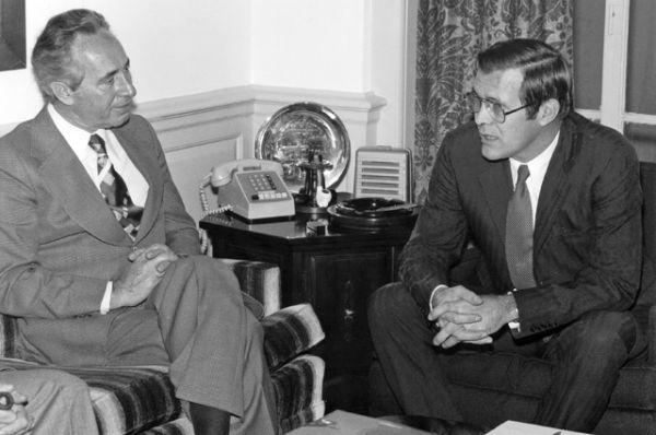 16 декабря 1975 года. Министр обороны Израиля Шимон Перес (слева) и министр обороны США Дональд Рамсфелд.