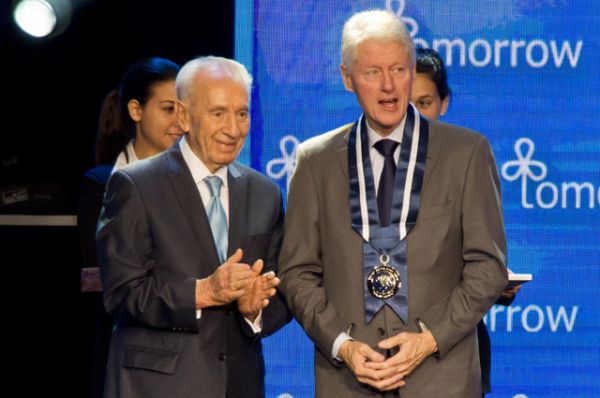 19 июня 2013 года. Билл Клинтон и Шимон Перес.