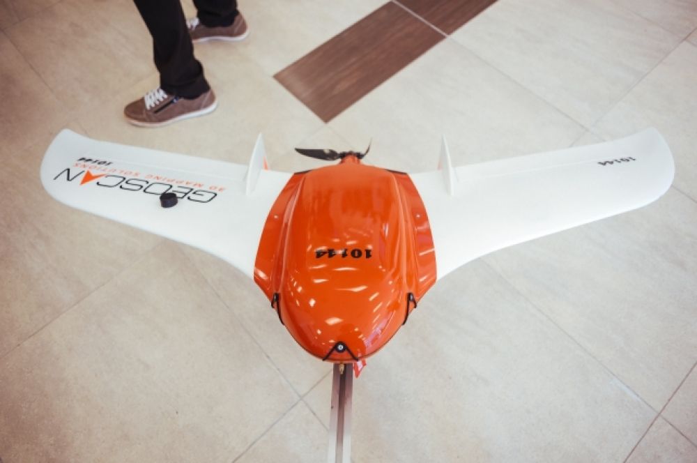 На выставке форума демонстрировали воздушных роботов, помогающих работать на земле.