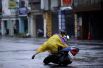 Тайфун обесточил дома жителей Тайваня, движение на автомобильных трассах и железных дорогах было прекращено из-за сильного ветра и дождей.