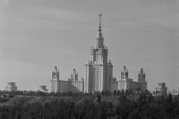 Здание Московского государственного университета имени М.В. Ломоносова на Воробьевых горах. 1954 год.
