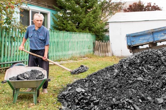 Иван Матвеев и еще два десятка пожилых людей получили уголь в подарок