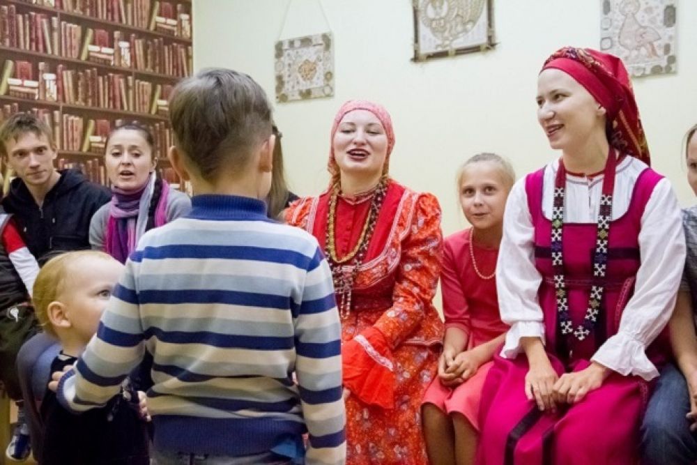 Русский народный костюм - это составная часть того, что позволяет не только окунуться в древнюю историю, но и передавать знания и традиции следующим поколениям.