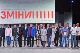 Финалисты кинофестиваля вместе с организаторами и жюри