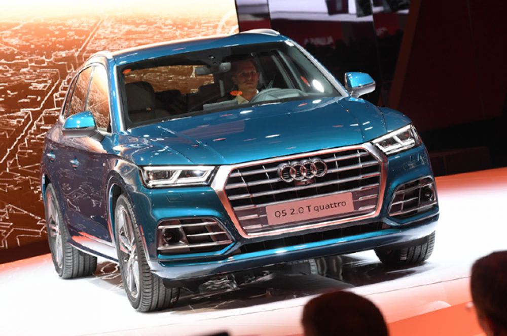 Audi Q5 во внешности повторяет предшественника, однако внутри значительно обогатился. Есть пневмоподвеска, системы автономного управления и постоянный полный привод.