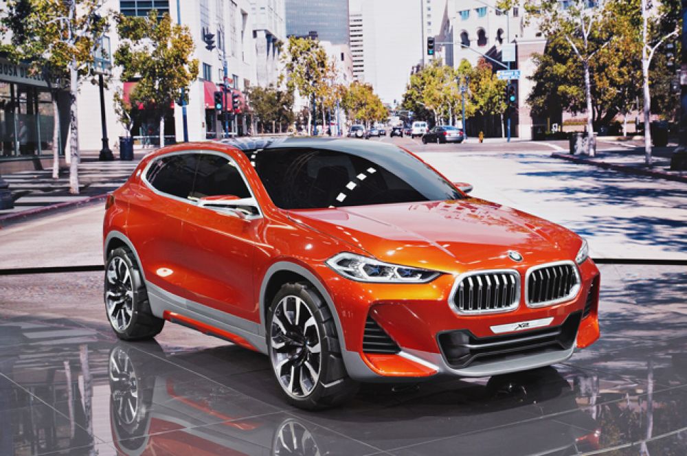 BMW анонсировал новое кросс-купе X2. Машина построена на базе кроссовера X1 и отличается более изящным кузовом. Старт продаж намечен на следующий год.